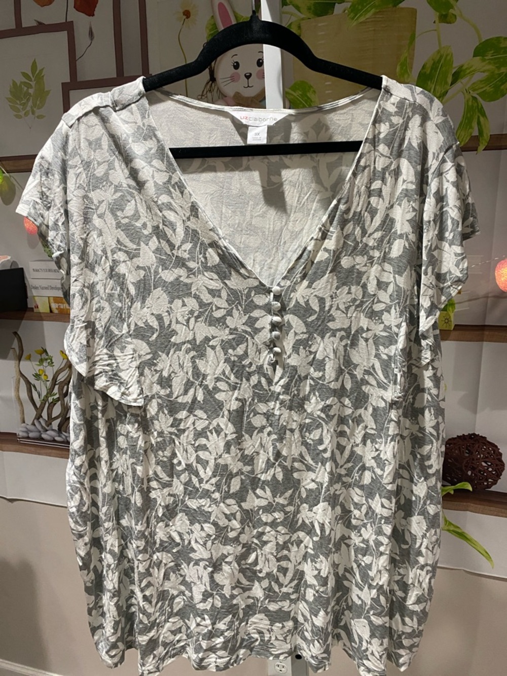 Liz Claiborne Gray and White Floral V-Neck Short Sleeve Tunic 3X. Ptp is 28.
